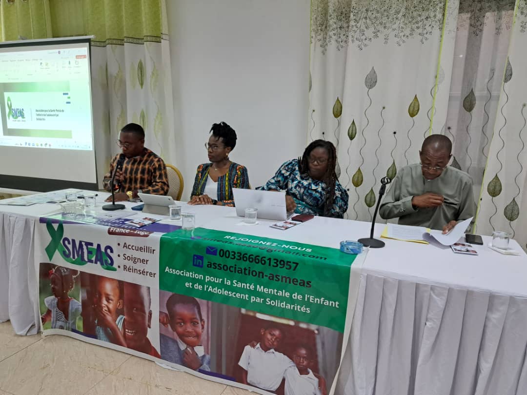 Table de présentation et bannière ASMEAS lors du lancement à Lomé, le 19 avril 2024